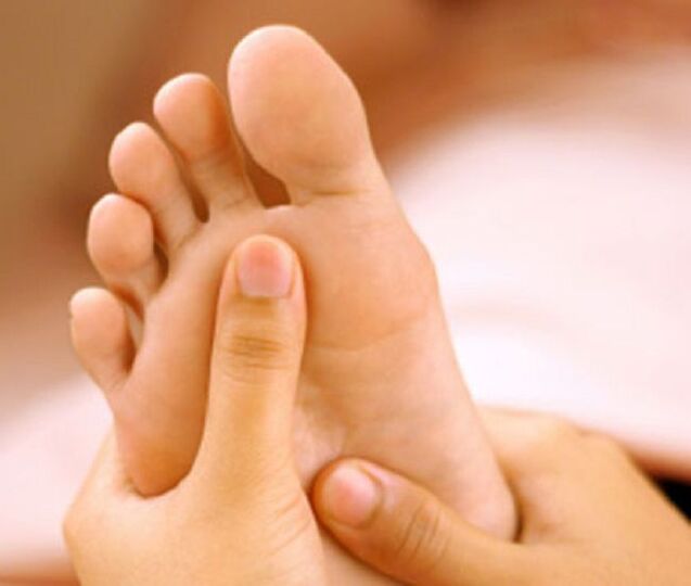 The fungal infection mainly manifests itself as peeling skin on the feet and itching. 